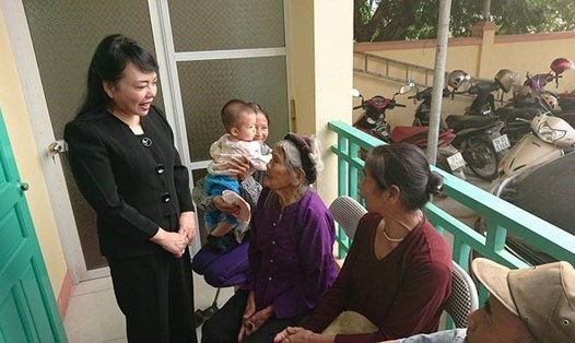 Bộ trưởng Bộ Y tế hỏi thăm người bệnh trong chuyến công tác Phú Thọ ngày 25.10 (Ảnh: PV)