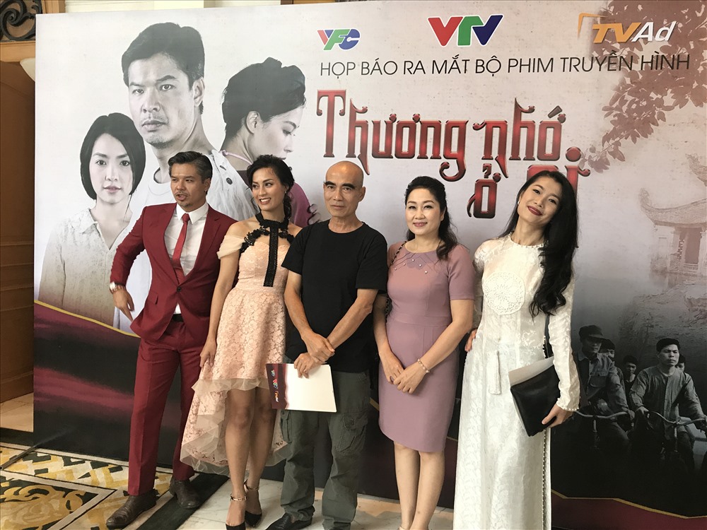 Cảnh ra mắt đoàn làm phim chiều 25.10 tại HN. Ảnh: V.V