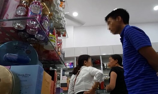 Khách hàng đang chọn đồ trong một cửa hàng xách tay tại Hà Nội.