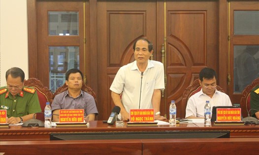 Chủ tịch tỉnh Gia Lai Võ Ngọc Thành (đứng), là người đề ra những quyết sách bảo vệ rừng hiệu quả tại Tây Nguyên. 
Ảnh: ĐÌNH VĂN
