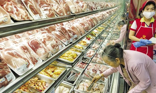 Người dân mua thịt tại siêu thị ở TPHCM. Ảnh: M.Quân