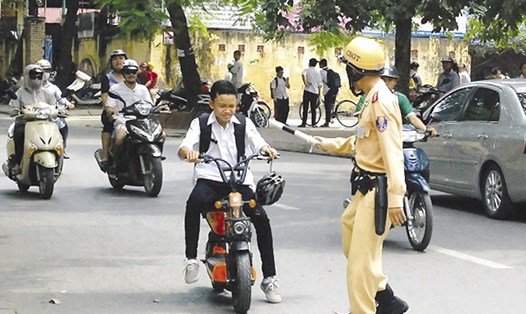 Rất nhiều các em học sinh, sinh viên chủ quan vi phạm luật giao thông khi điều khiển xe máy điện, xe đạp điện. Ảnh: MH
