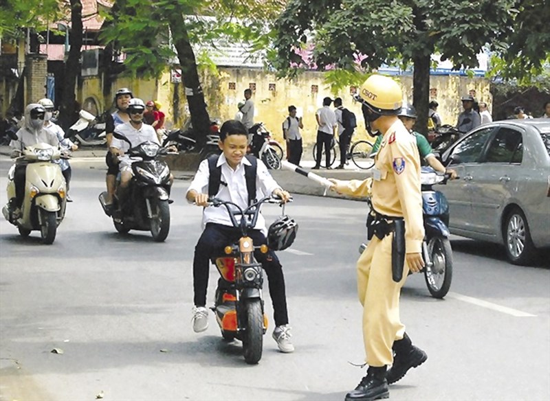 Xe đạp điện đang trở thành một phương tiện giao thông phổ biến ở Việt Nam. Dù vậy, hiểm họa cũng không thể tránh khỏi. Hãy cùng xem hình ảnh về những khó khăn mà người đi xe đạp điện phải đối mặt và những cách để tránh nguy hiểm.
