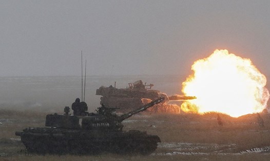 Xe tăng M1 Abrams của Mỹ phóng hỏa trong cuộc tập trận chung mang tên "Đại bàng Công lý 17" tại Romania, ngày 20.4.2017. Ảnh: Reuters