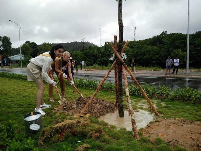 Huyền My và các thí sinh cuộc thi Hoa hậu Hòa bình thế giới 2017 tham gia một buổi trồng cây xanh trước đó.