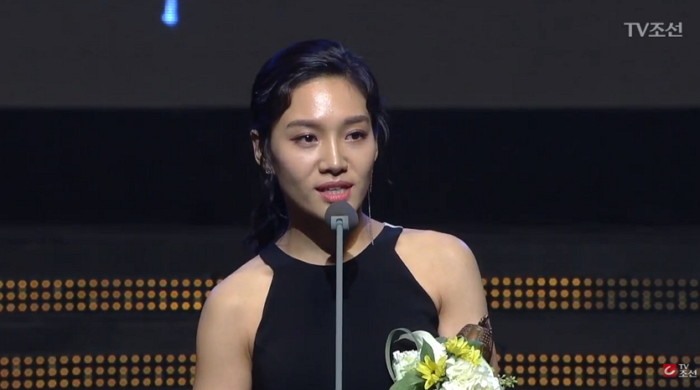 Những lời nói thô lỗ của một nhân viên TV Chosun đã vô tình được phát đi trên sóng trực tiếp khi Choi Hee Seo phát biểu.