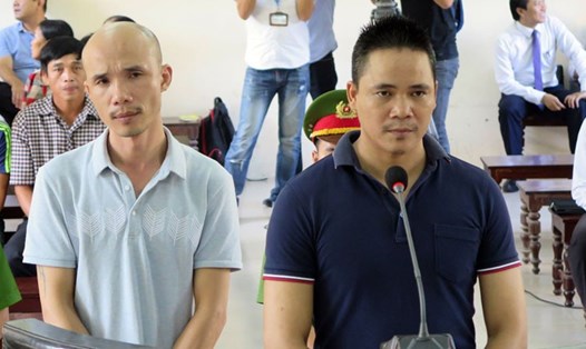 Nguyễn Trọng Phương (phải) cùng Trần Anh Thuận tại tòa vào ngày 29.9 vừa qua. Ảnh Quốc Sang.
