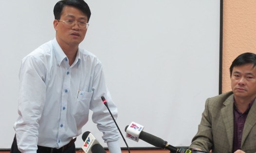 Ông Chu Đăng Trung trả lời báo chí tại buổi họp báo bất ngờ của Bộ Y tế. Ảnh: N.P