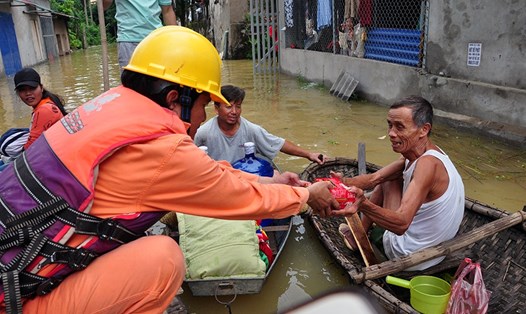 Cứu trợ người dân trong vùng ngập nặng. 