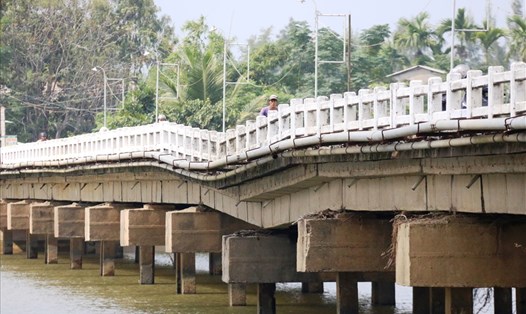 Cầu Hà Tân bị sụt lún, tạo thành gãy khúc giữa cầu. Ảnh: LP