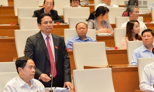 Đại biểu Phạm Minh Chính tranh luận về vấn đề liên quan tới lực lượng kiểm ngư. Ảnh: QH