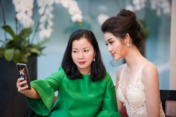 Mẹ Á hậu Huyền My luôn đồng hành bên con gái trong các sự kiện.