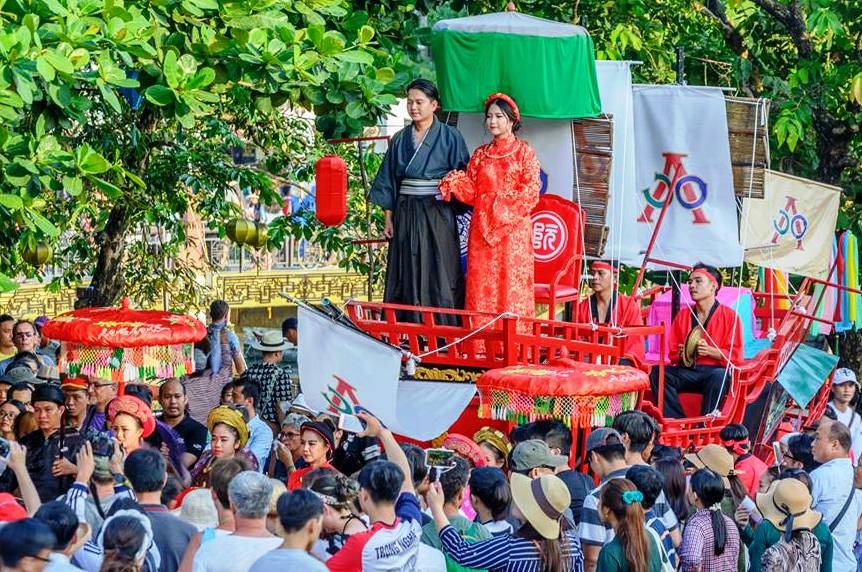 Màn tái hiện lễ rước đám cưới Công Nương Ngọc Hoa và thương nhân Nhật Bản là điểm nhấn của lễ hội. Ảnh: LP