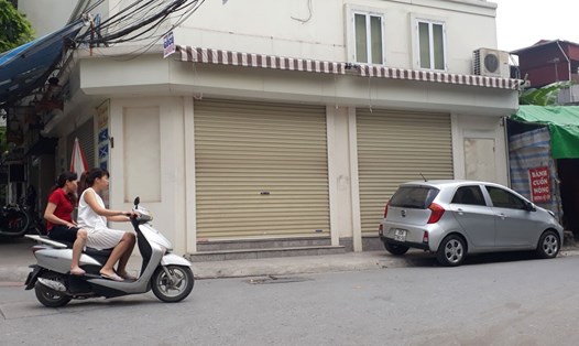 Một cửa hàng bán đồ xách tay ở trung tâm con ngõ 158 Nguyễn Sơn đã đóng cửa và hạ toàn bộ biển hiệu.
