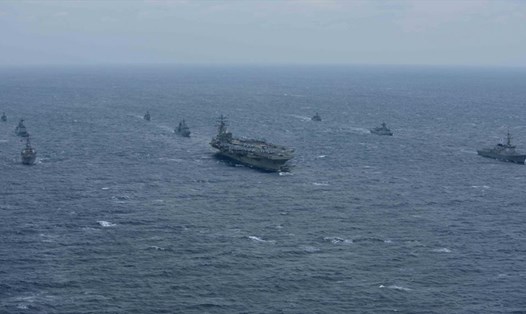Tầu sân bay USS Ronald Reagan và khu trục hạm USS Stethemare tập trận cùng với chiến hạm hải quân Hàn Quốc tại vùng biển phía đông bán đảo Triều Tiên, ngày 18.10.2017. Ảnh US Navy/Reuters