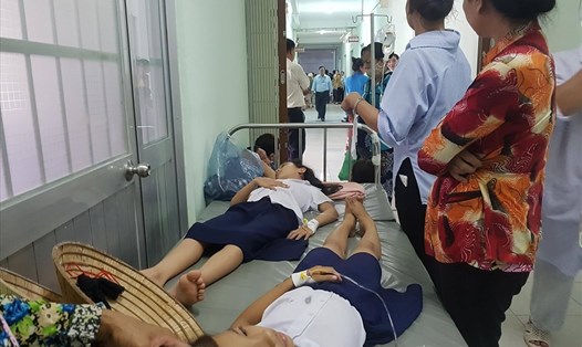 Các em học sinh nằm viện để điều trị nghi do ngộ độc sữa tại tỉnh Hậu Giang. Ảnh: PV