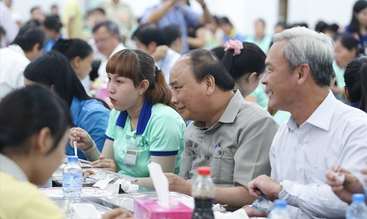 Thủ tướng Nguyễn Xuân Phúc ăn cơm cùng công nhân Cty TaeKwang Vina.
