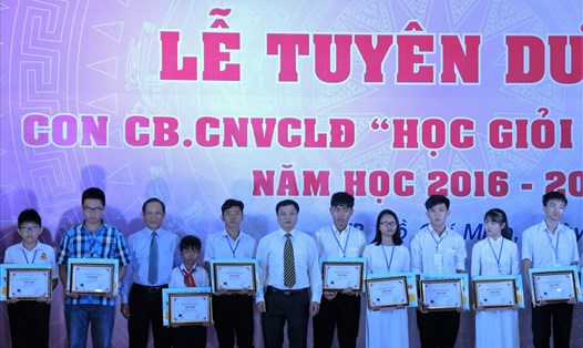 Tập đoàn Cao su Việt Nam trao học bổng cho những em học sinh có thành tích cao trong học tập (ảnh K.Q)