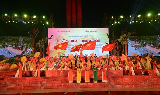 Chương trình nghệ thuật "Huyền thoại Truông Bồn" kỷ niệm 49 năm ngày 13 TNXP hi sinh. Ảnh: VT