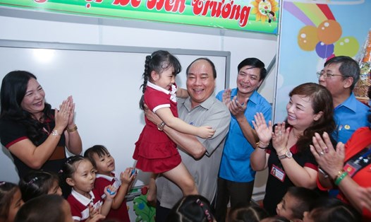 Thủ tướng Chính phủ Nguyễn Xuân Phúc và Chủ tịch Tổng LĐLĐVN Bùi Văn Cường thăm nhà trẻ dành cho con công nhân Cty Taekwang Vina (Đồng Nai). Ảnh: ĐĂNG HUỲNH