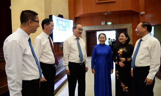 Bí thư Thành ủy Nguyễn Thiện Nhân (thứ ba từ trái qua) trao đổi với các đại biểu dự hội nghị. Ảnh Ngọc Tiến