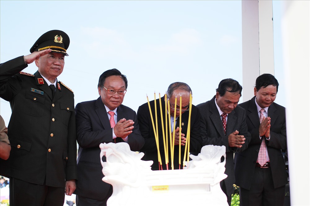 Thượng tướng Tô Lâm dâng hương tưởng niệm các chiến sĩ đã hy sinh vì sự nghiệp giải phóng dân tộc. Ảnh: P.V