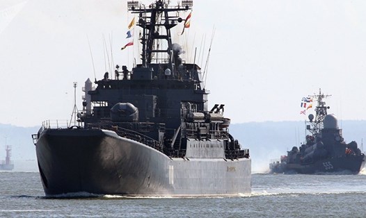 Tàu đổ bộ cỡ lớn Alexandr Shabalin (trái) và tàu tên lửa cỡ nhỏ Geizer cùng đội tàu của Hạm đội Baltic trong cuộc tập trận chiến lược Nga-Belarus Zapad 2017. Ảnh: Sputnik