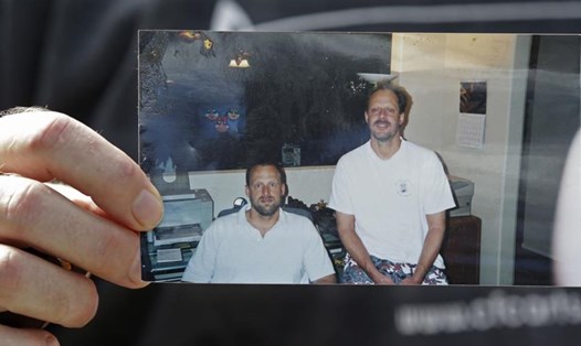 Em trai nghi phạm, ông Eric Paddock cầm tấm ảnh chụp với anh trai Stephen Paddock (bên phải). Ảnh: AP