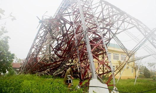Cột anten của Đài Phát thanh - Truyền hình thị xã Kỳ Anh bị đổ trong cơn bão số 10. Ảnh: Trần Tuấn