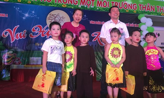 Phó Chủ tịch Tổng LĐLĐVN Nguyễn Thị Thu Hồng và Chủ tịch CĐ KCN và CX Hà Nội Đinh Quốc Toản trao quà cho các con của công nhân lao động.