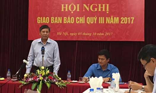 Phó chủ tịch Thường trực Trần Thanh Hải (đứng) trao đổi tại giao ban (ảnh: TEA)