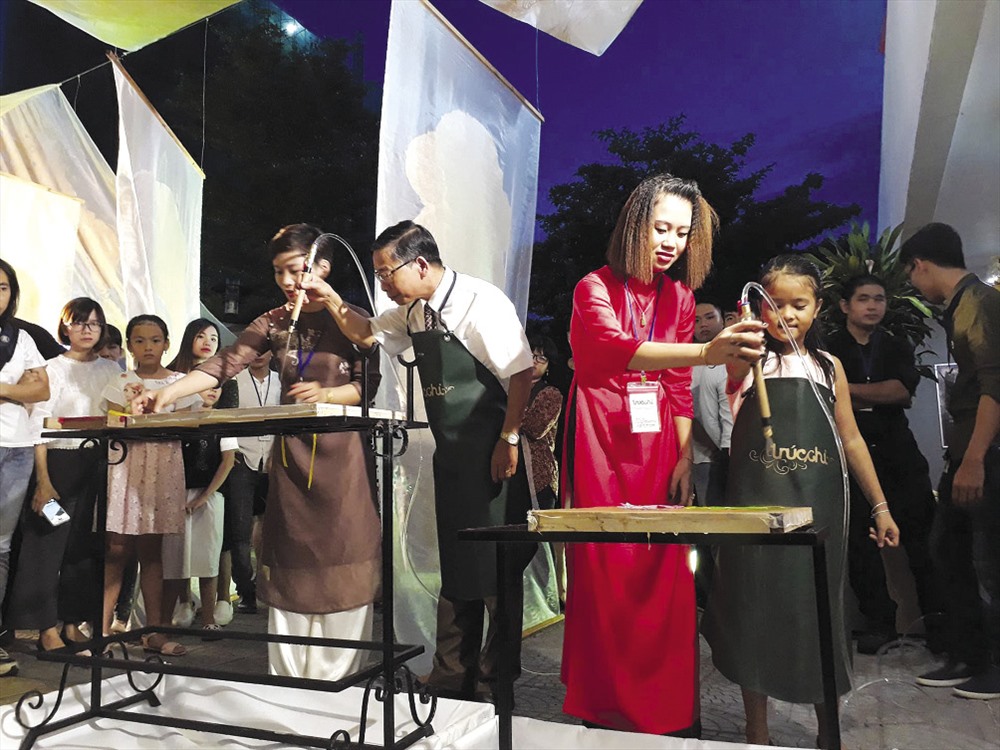 Người dân Đà Nẵng sáng tạo cùng Trúc Chỉ. Ảnh: TT