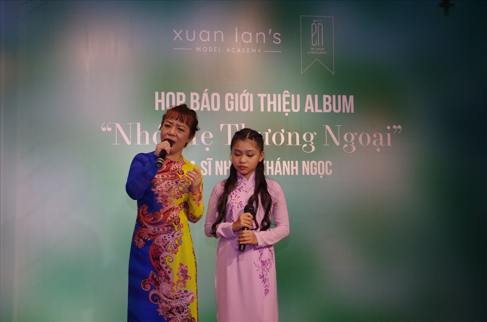 Võ Khánh Ngọc song ca cùng Phương Quế Như. Ảnh: S.N