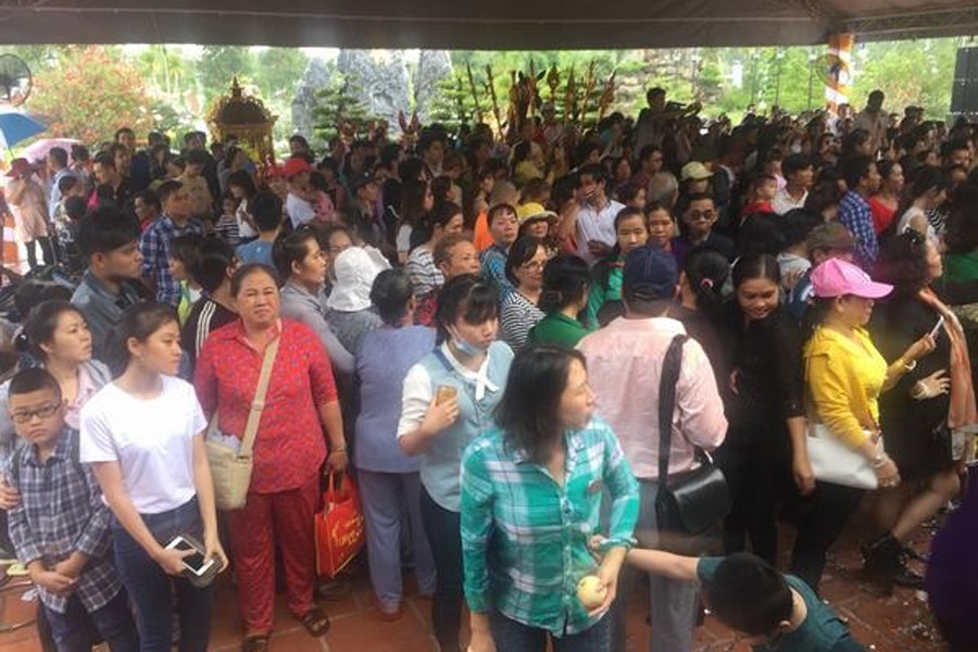 Rất đông nghệ sĩ và công chúng ùa về nhà thờ Tổ của Hoài Linh. Ảnh:T.L