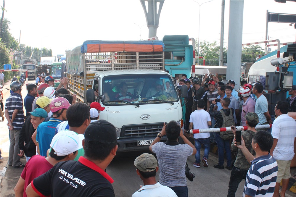 Người dân vây quanh trạm thu phí BOT