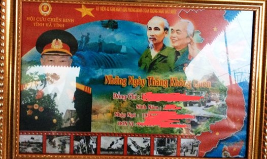 Mặc dù không có sự thống nhất của lãnh đạo Hội CCB tỉnh, nhưng Cty Phúc Hưng vẫn ghi "Hội Cựu chiến binh tỉnh Hà TĨnh" vào bức tranh "Những năm tháng không quên" để làm dịch vụ. Ảnh: QĐ
