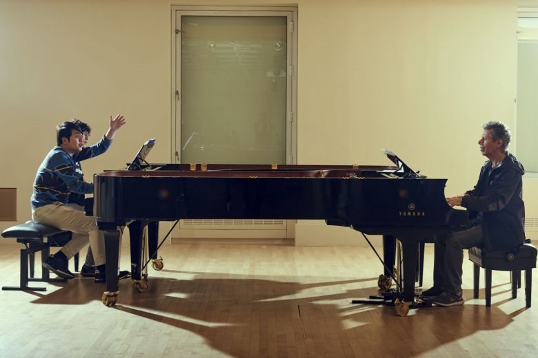 Lang Lang và Maxim Lando ngồi chung một đàn, tập với Chick Corea để chuẩn bị cho đêm gala mở màn tại Carnegie Hall. Ảnh: New York Times.