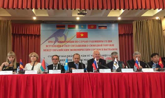 Đại diện các nước thuộc Liên minh Kinh tế Á-Âu và Việt Nam tại buổi họp báo ngày 5.10. Ảnh: VÂN ANH