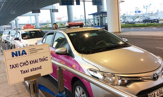 Taxi chờ đón khách tại sân bay Nội Bài. Ảnh: HẢI NGUYỄN