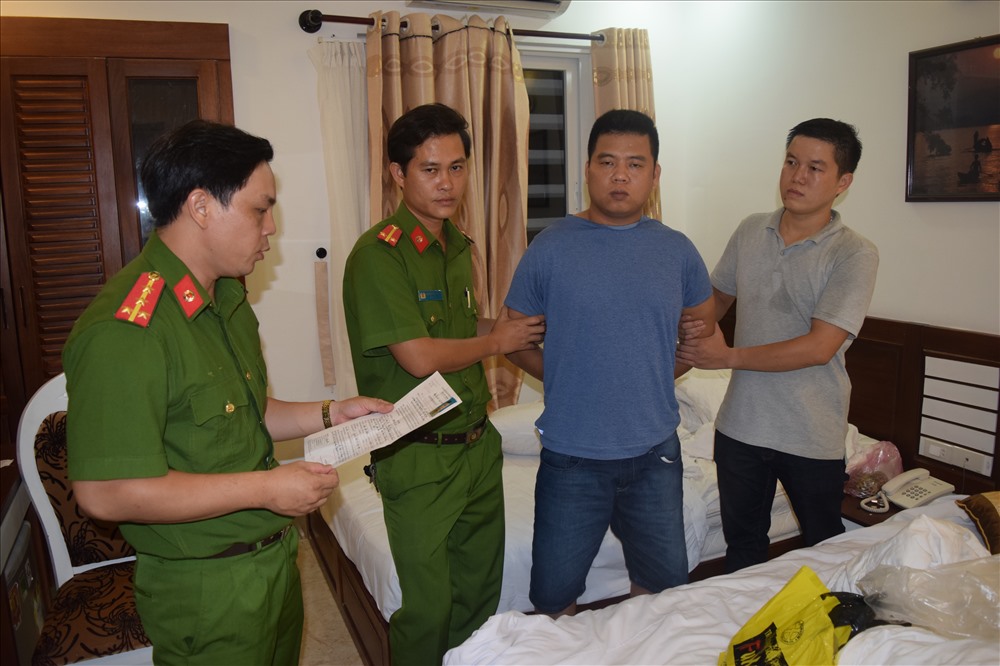 Các đối tượng bị Công an bắt giữ tại khách sạn. Ảnh: C.A cung cấp.
