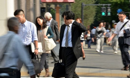 Người lao động ở Nhật Bản nổi tiếng với tình trạng làm việc kéo dài. Ảnh AFP