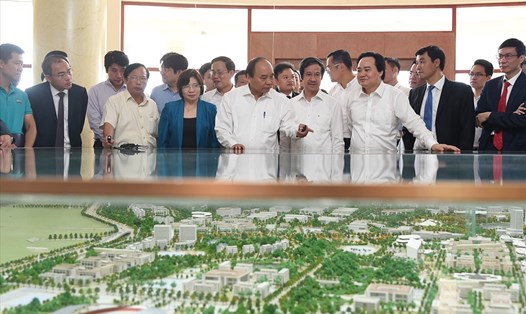 Thủ tướng Nguyễn Xuân Phúc tham quan sa bàn Quy hoạch tổng thể Khu đô thị ĐHQGHN. Ảnh: VGP