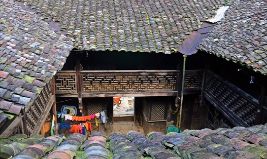 Ngôi nhà này được xem là bản gốc của kiến trúc giao thoa Mông - Hoa Nam, chia làm 3 khu vực gồm 3 ngôi nhà sàn gỗ riêng ghép lại có lối đi thống nhất và chỉnh thể theo hình thế đại bàng tung cánh.