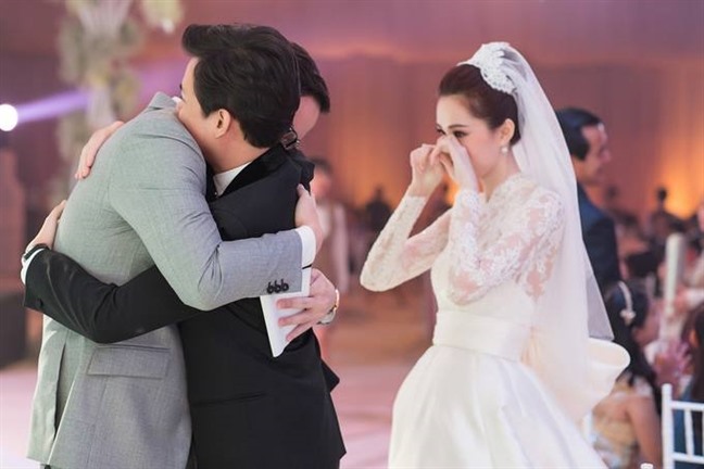 Trong đám cưới của mình, hoa hậu Thu Thảo nhiều lần không giấu nổi nước mắt vì hạnh phúc.