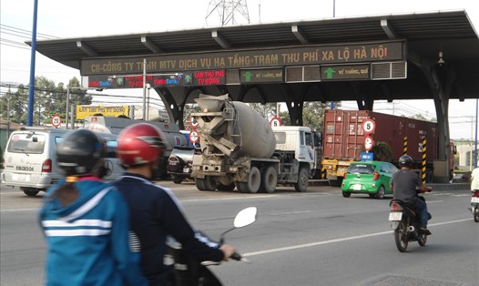Trạm thu phí Xa lộ Hà Nội - một trong ba trạm thu phí của TPHCM sắp triển khai thu phí tự động không dừng.  Ảnh: M.Q
