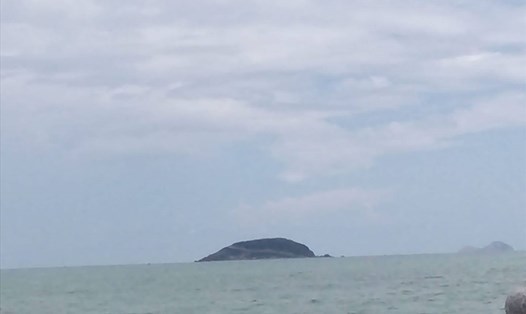 Đảo hòn Rùa đang bị "xẻ" làm đường và đổ đất đá lấn biển ở chân đảo. Ảnh: PV