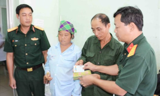 Trung úy Núi (ngoài cùng bên trái) cùng lãnh đạo BV 211 trả lại ví cho bệnh nhân Chinh. Ảnh Đ.V
