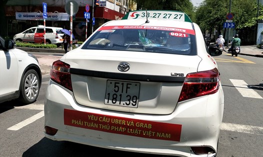 Băngrôn dán trên xe taxi của Vinasun (ảnh: PK).