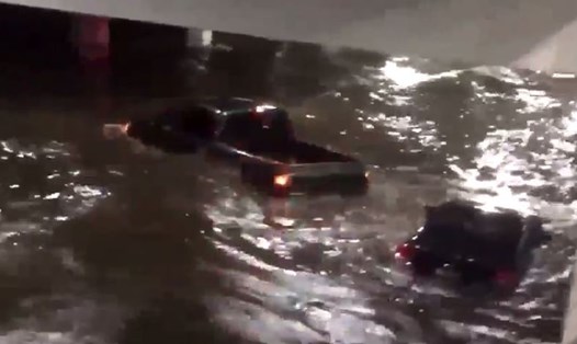 Xe nổi trong nước lũ tại bãi đậu xe ở Hard Rock, Biloxi, Mississippi khi bão Nate đổ bộ. Ảnh: Twitter