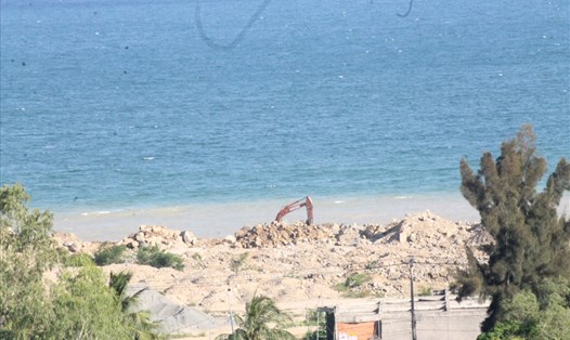 Công ty CP Khu du lịch Champarama đang đưa đất, đá lên khỏi mặt biển. Ảnh: PV